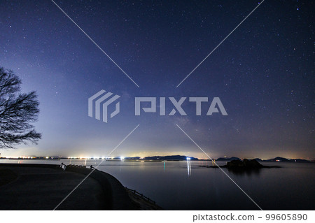 日本岡山縣淺口市賴島町美麗海上的銀河 99605890