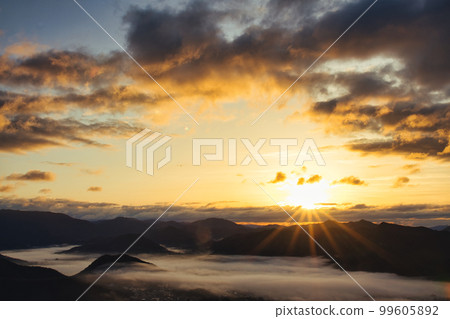 兵庫縣西脅市八津山雲海日出 99605892