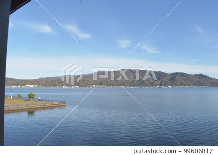 湖邊的山脈和天空 湖邊的山脈和天空 99606017