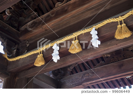 神社門口掛著的注連繩 99606449