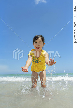 夏日海邊嬉戲的女孩 99606628