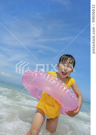 girl playing in the summer sea 99606632