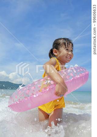 夏日海邊嬉戲的女孩 99606633