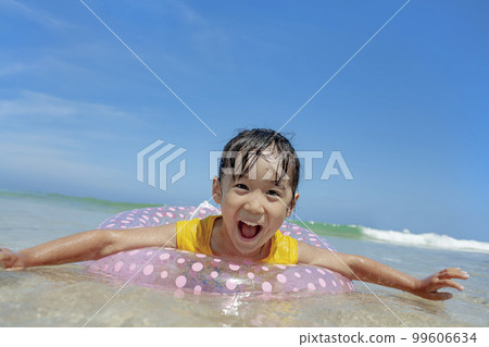 夏日海邊嬉戲的女孩 夏日海邊嬉戲的女孩 99606634