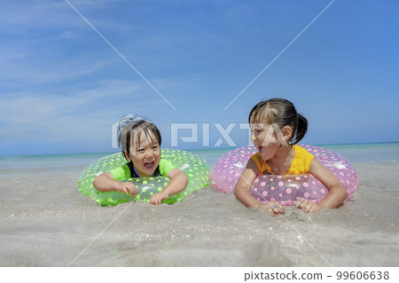 Sister and brother playing in the summer sea Sister and brother playing in the summer sea 99606638