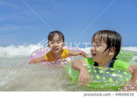 Sister and brother playing in the summer sea Sister and brother playing in the summer sea 99606639