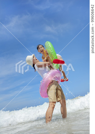 Daughter and mother playing in the summer sea 99606642