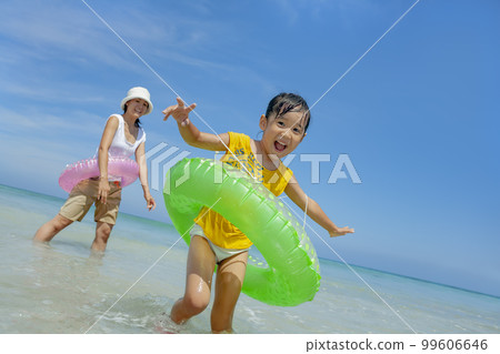 女兒和媽媽在夏天的海裡玩耍 女兒和媽媽在夏天的海裡玩耍 99606646