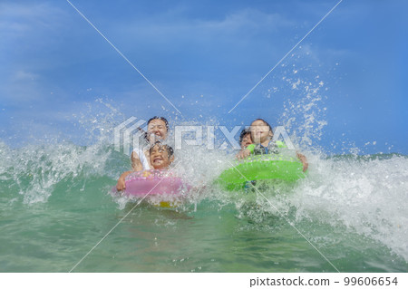 一家四口在夏日海中嬉戲 99606654