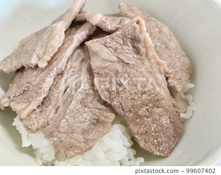 白碗安格斯牛肉烤肉碗照片素材 99607402
