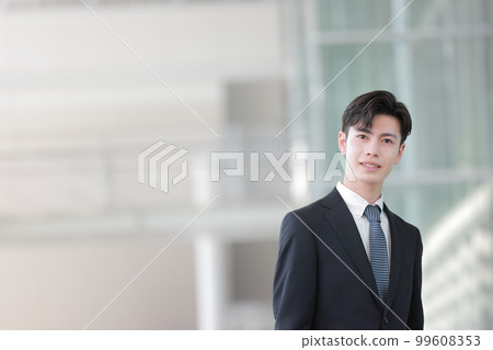 站在入口處微笑的商人_2 99608353