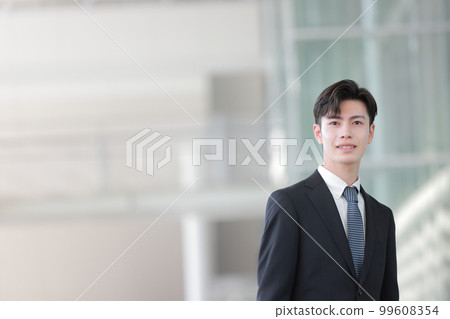 站在入口處微笑的商人_3 99608354