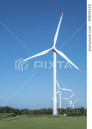 A wind power generator shining in the blue sky (Hokuei Town, Tottori Prefecture) 99609329