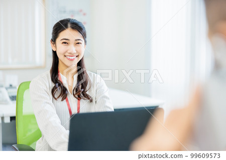 在辦公室使用電腦的商務人士 99609573
