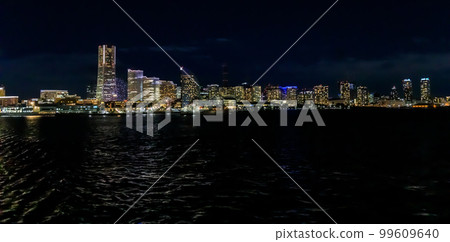 在一個晴朗的冬夜，從夜遊船的甲板上看到的橫濱港未來閃閃發光的夜景 99609640