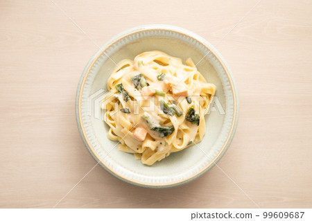 菠菜三文魚奶油意大利面 99609687