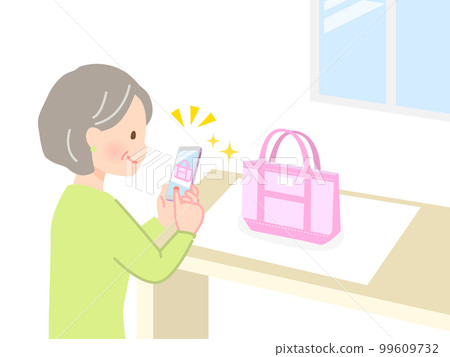 用智能手機拍攝包的資深女性 99609732