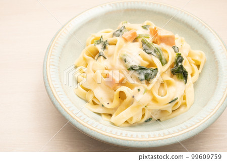 Spinach and salmon cream pasta 99609759