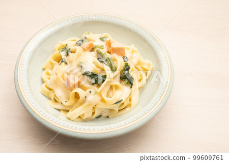 菠菜三文魚奶油意大利面 菠菜三文魚奶油意大利面 99609761