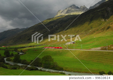 瑞士霍斯彭塔爾山上的馬特宏峰聖哥達鐵路列車 99610614