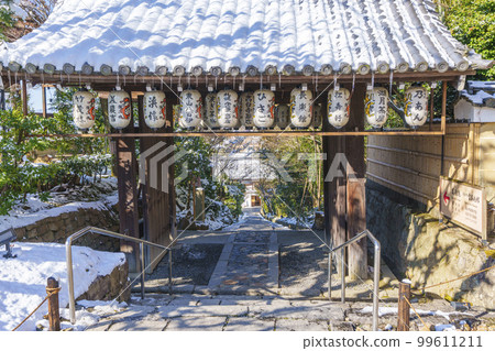 Kodaiji Temple Gate and Daidokoro-zaka A snowy morning Kodaiji Temple Gate and Daidokoro-zaka A snowy morning 99611211