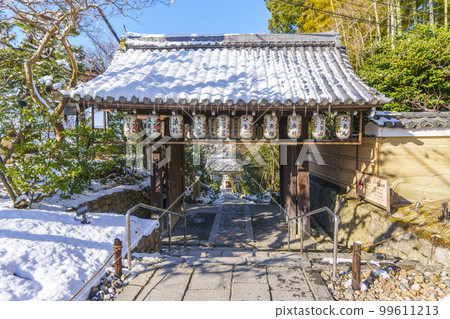 高台寺門和大所坂下雪的早晨 99611213