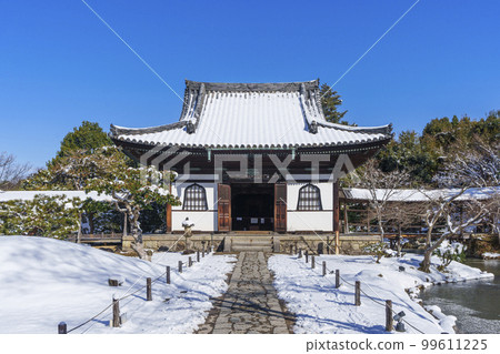 白雪皚皚的早晨，高台寺開山堂前的早晨 99611225