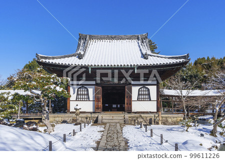 白雪皚皚的早晨，高台寺開山堂前的早晨 99611226