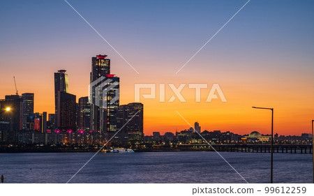 在日落時間拍攝的首爾汝矣島城市景觀 在日落時間拍攝的首爾汝矣島城市景觀 99612259