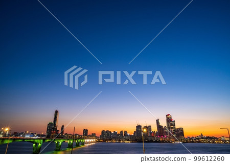 在日落時間拍攝的首爾汝矣島城市景觀 在日落時間拍攝的首爾汝矣島城市景觀 99612260