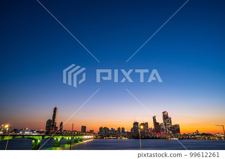 在日落時間拍攝的首爾汝矣島城市景觀 在日落時間拍攝的首爾汝矣島城市景觀 99612261