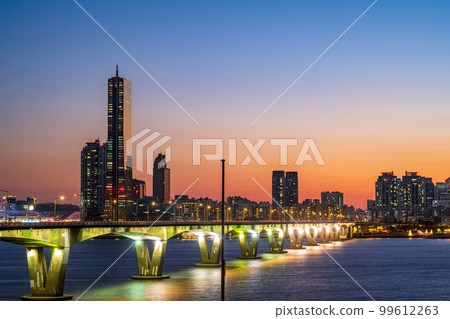 在日落時間拍攝的首爾汝矣島城市景觀 99612263