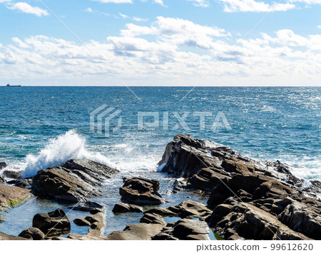 Interesting strata on the coastline of Inubosaki Alternating layers of sandstone and mudstone 99612620