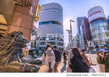 日本的東京城市景觀我想看看電暈災難中的銀座四丁目十字路口。畫面右側是封閉的三愛=20th。 日本的東京城市景觀我想看看電暈災難中的銀座四丁目十字路口。畫面右側是封閉的三愛=20th。 99613451