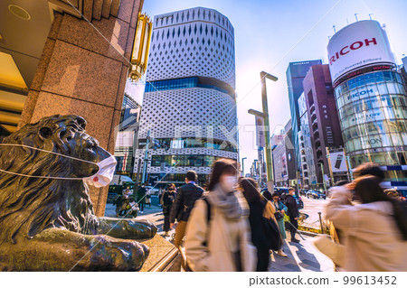日本的東京城市景觀我想看看電暈災難中的銀座四丁目十字路口。畫面右側是封閉的三愛=20th。 日本的東京城市景觀我想看看電暈災難中的銀座四丁目十字路口。畫面右側是封閉的三愛=20th。 99613452