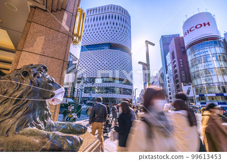 日本的東京城市景觀我想看看電暈災難中的銀座四丁目十字路口。畫面右側是封閉的三愛=20th。 日本的東京城市景觀我想看看電暈災難中的銀座四丁目十字路口。畫面右側是封閉的三愛=20th。 99613453