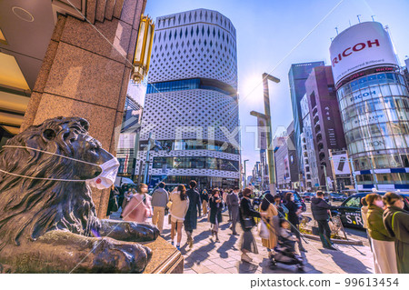 日本的東京城市景觀我想看看電暈災難中的銀座四丁目十字路口。畫面右側是封閉的三愛=20th。 日本的東京城市景觀我想看看電暈災難中的銀座四丁目十字路口。畫面右側是封閉的三愛=20th。 99613454