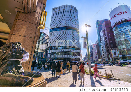 日本的東京城市景觀我想看看電暈災難中的銀座四丁目十字路口。畫面右側是封閉的三愛=20th。 日本的東京城市景觀我想看看電暈災難中的銀座四丁目十字路口。畫面右側是封閉的三愛=20th。 99613513