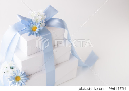 Blue ribbon three-tiered gift box Blue ribbon three-tiered gift box 99613764
