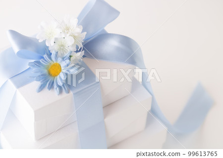 Blue ribbon three-tiered gift box Blue ribbon three-tiered gift box 99613765