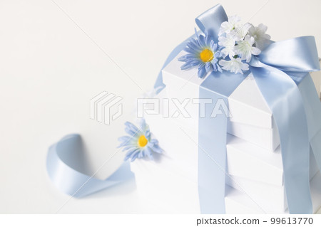 Blue ribbon three-tiered gift box Blue ribbon three-tiered gift box 99613770
