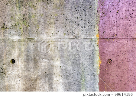 有裂縫和孔洞的混凝土外牆，東京 99614196