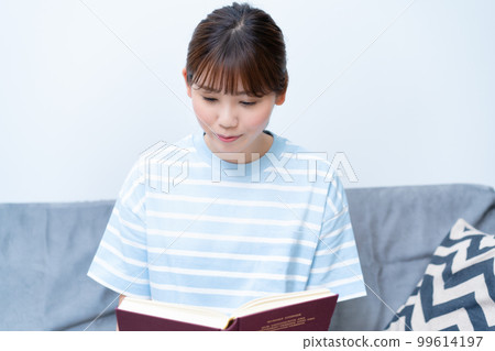 讀在沙發的一位小姐 99614197