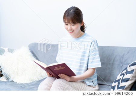 讀在沙發的一位小姐 99614200