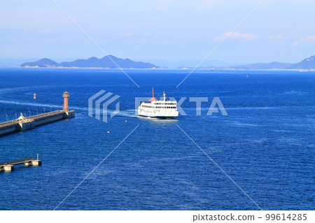 [香川縣] 從高松標誌塔展望台（Sunport Takamatsu）看到的高松港和瀨戶內海諸島 99614285
