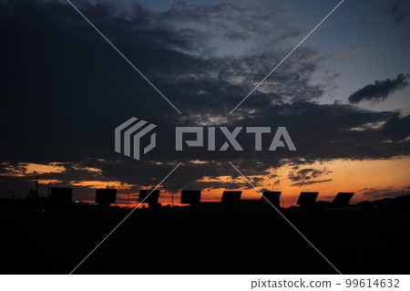 太陽落山和橙色變暗的天空和太陽能電池板 99614632