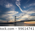 明石海峽大橋和夕陽的天空 99614741