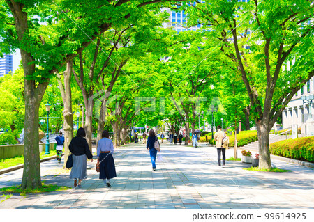[大阪府]4月：在清爽的藍天和新綠環繞的大阪觀光｟大阪市政府前｠ 99614925