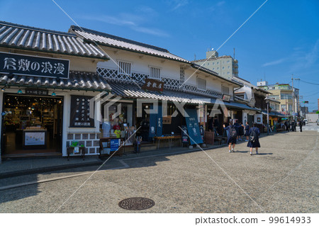 [Okayama Prefecture] April: Under the refreshing blue sky, sightseeing in the Kurashiki Bikan Historical Quarter with the family during the fresh green season 99614933