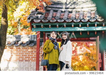 Woman going on an autumn trip with her friends 99615464